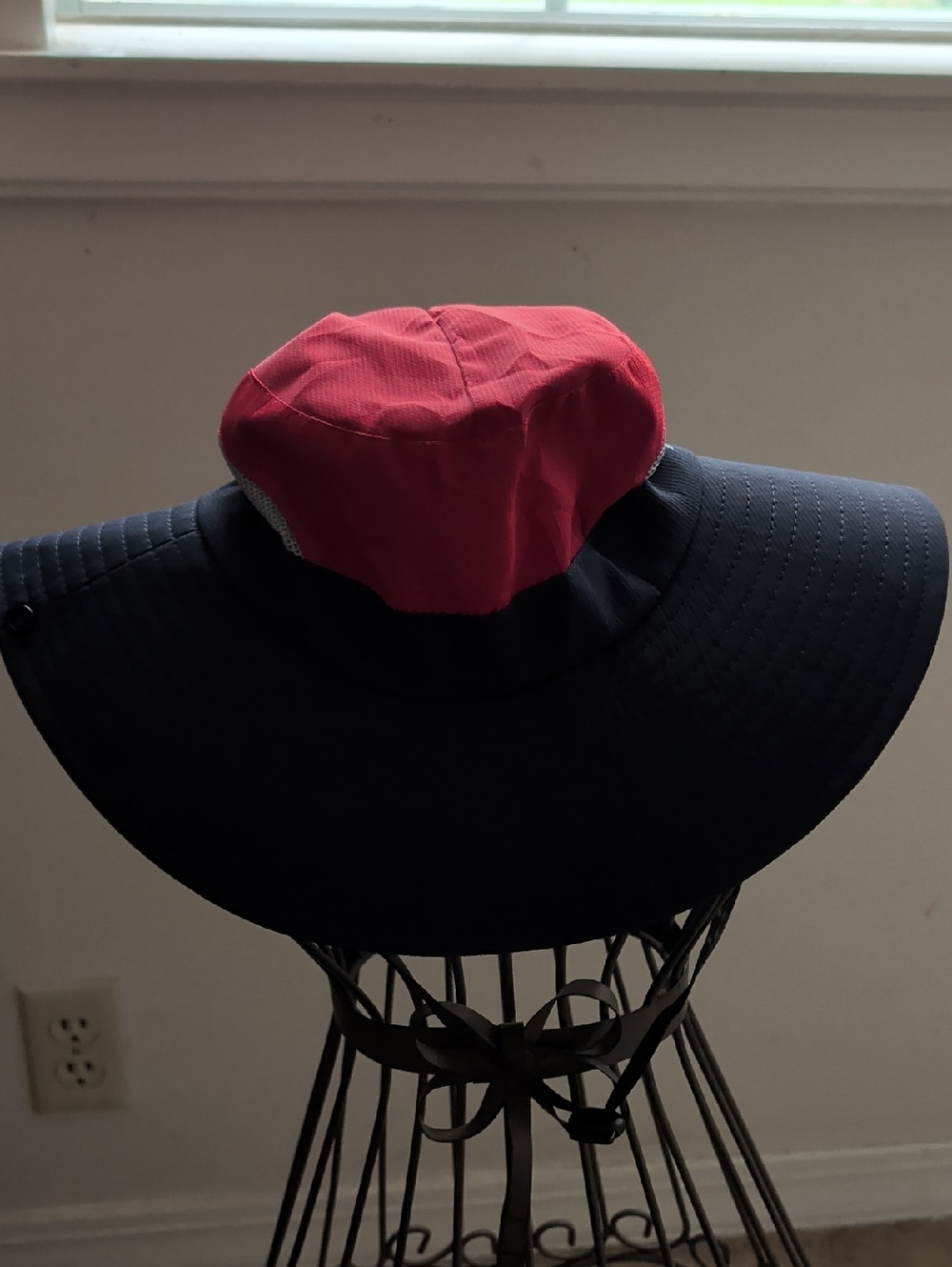Women's Two-Tone Wide Brim Sun Hat — Red Crown, Black Brim
